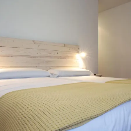 3 Arcs Hotel 2*